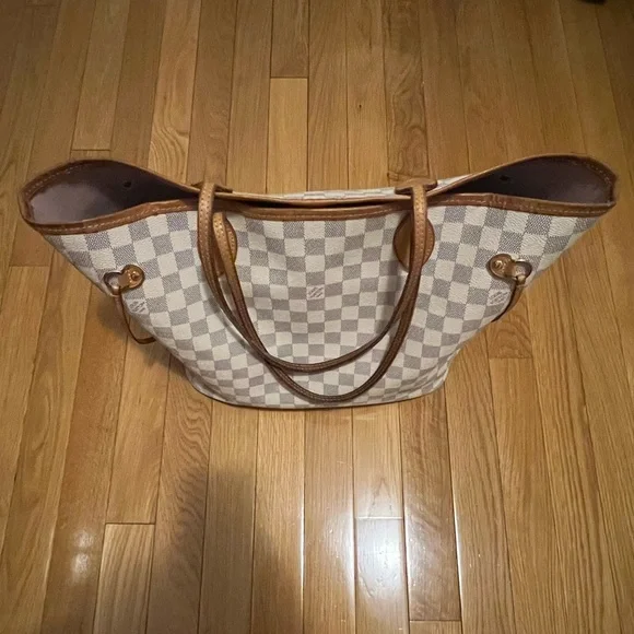 Louis Vuitton Neverfull MM - Picture 12 of 15